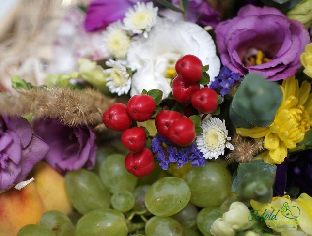 Compoziție cu eustoma, crizantemă și fructe (la comanda, 24 ore) foto